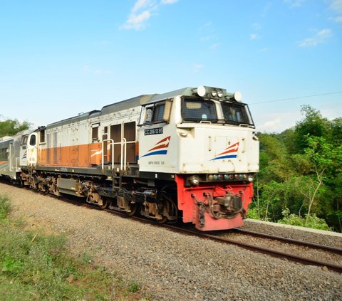 Touching Moment: Train Engineer's Child Calls out to Father as Train Passes, Leaves Netizens in Tears