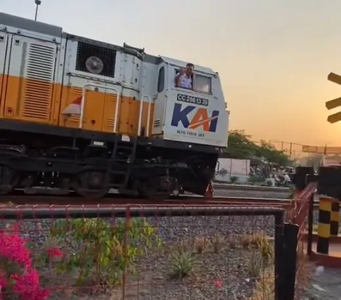 Touching Moment: Train Engineer's Child Calls out to Father as Train Passes, Leaves Netizens in Tears