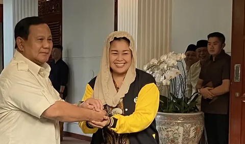 Putri Presiden ke-4 RI Abdurrahman Wahid (Gus Dur) menemui bacapres sekaligus Ketua Umum Gerindra Prabowo Subianto di kediaman Kertanegara, Jakarta Selatan. 