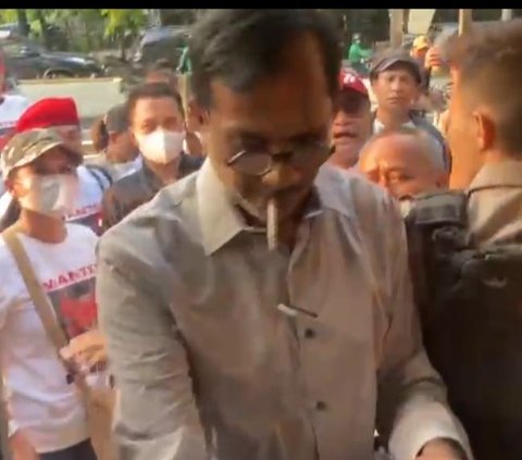 Massa Adang Rocky Gerung di Mabes Polri: Jangan Jadi Pengecut Kau