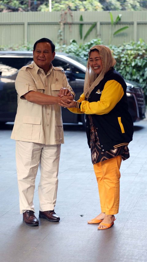 FOTO: Momen Akrab Prabowo Terima Kunjungan Anak dan Istri Gus Dur