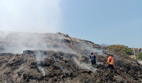 Kawasan tempat pembuangan akhir (TPA) di Pesalakan, Desa Pegongsoran, Kabupaten Pemalang mengalami kebakaran.