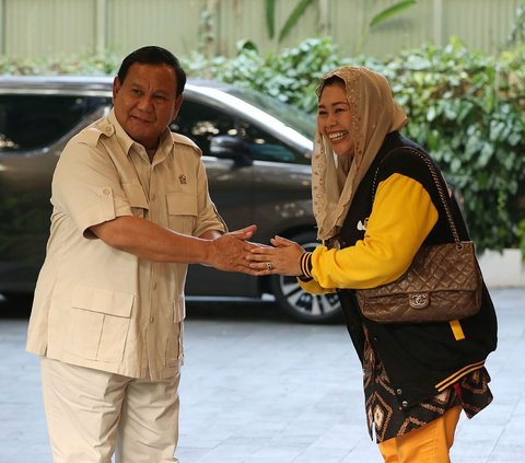 Ketua Umum Partai Gerindra sekaligus bakal calon presiden, Prabowo Subianto menerima kunjungan putri Presiden ke-4 RI Abdurrahman Wahid (Gus Dur), Yenny Wahid. 