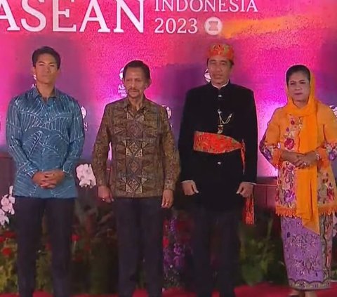 Presiden Joko Widodo (Jokowi) dan Ibu Iriana hadir dalam gala dinner KTT ASEAN yang digelar di Hutan Kota by Plataran, Senayan. Keduanya kompak mengenakan baju adat Betawi.