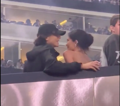 Kylie Jenner, bintang reality show terkenal, dan Timothée Chalamet, aktor berbakat yang dinominasikan untuk Oscar, telah mengundang perhatian publik dengan kemesraan mereka yang terekam dalam sebuah video yang diunggah oleh TMZ.