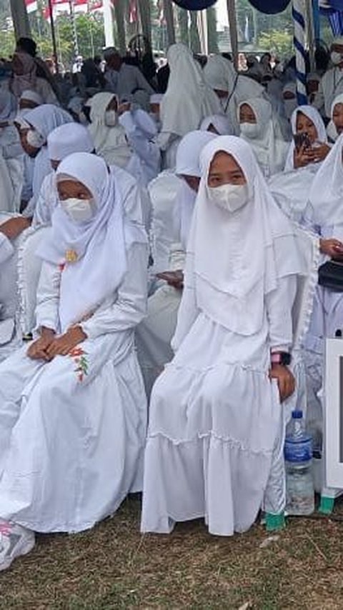 Potret Ratusan Siswa Terpaksa Pakai Masker Imbas Jambi Diselimuti Kabut Asap