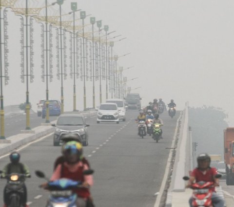 Potret Ratusan Siswa Terpaksa Pakai Masker Imbas Jambi Diselimuti Kabut Asap