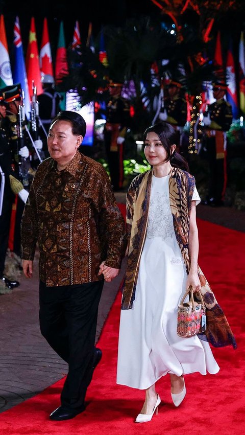 Presiden Korea Selatan, Yoon Suk-yeol tampil serasi dengan Ibu Negara Kim Keon Hee.