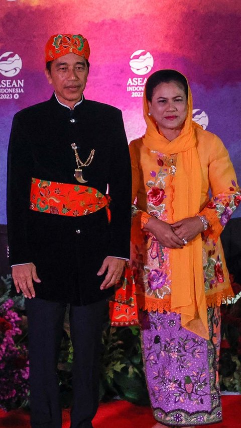 Presiden Jokowi dan Ibu Negara Iriana tampil serasi dengan baju adat Betawi. Mirip abang none DKI.