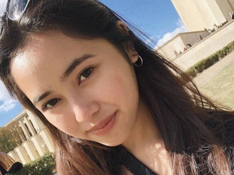 Jarang Tersorot, 8 Foto Cantik Isya Adinda Kalia yang Sudah Beranjak Dewasa