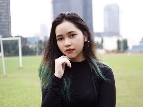 Jarang Tersorot, 8 Foto Cantik Isya Adinda Kalia yang Sudah Beranjak Dewasa