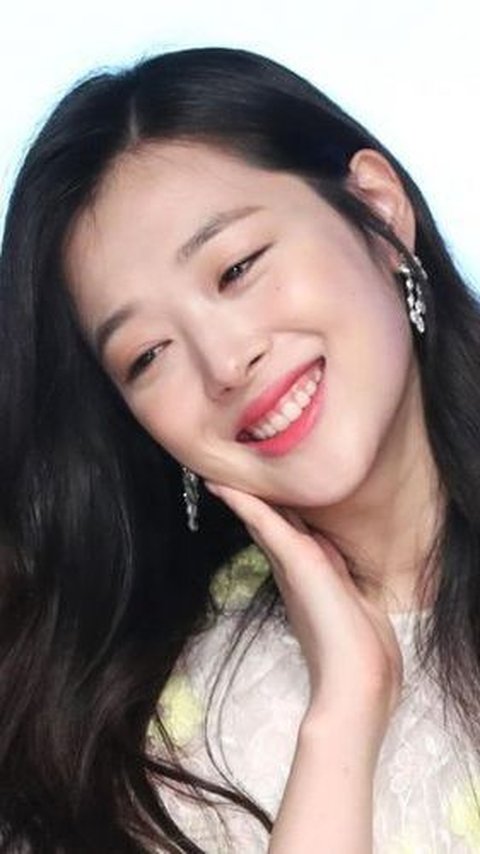 Sulli adalah sosok yang memiliki bakat besar, tetapi juga merasakan tekanan yang tak terbayangkan dari perhatian publik. Film ini akan memberikan pandangan yang mendalam tentang kehidupannya, pemikirannya, dan momen-momen terakhirnya.