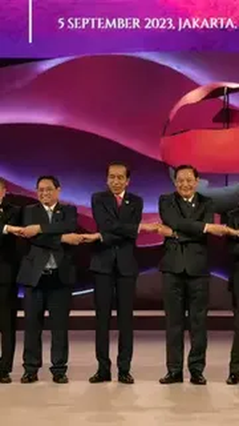 Presiden Jokowi dan Para Menteri Gala Dinner KTT ASEAN 2023