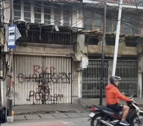 Jalan Ji Lak Keng atau 26 bangunan berlantai dua, begitulah terdengar akrab di telinga warga Kelurahan Roa Malaka, Kecamatan Tambora, Jakarta Barat.