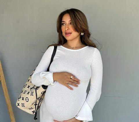 Kini Jadi 'Hot Mom', Intip Potret Jennifer Coppen Tampil Stunning saat Momong Sang Bayi