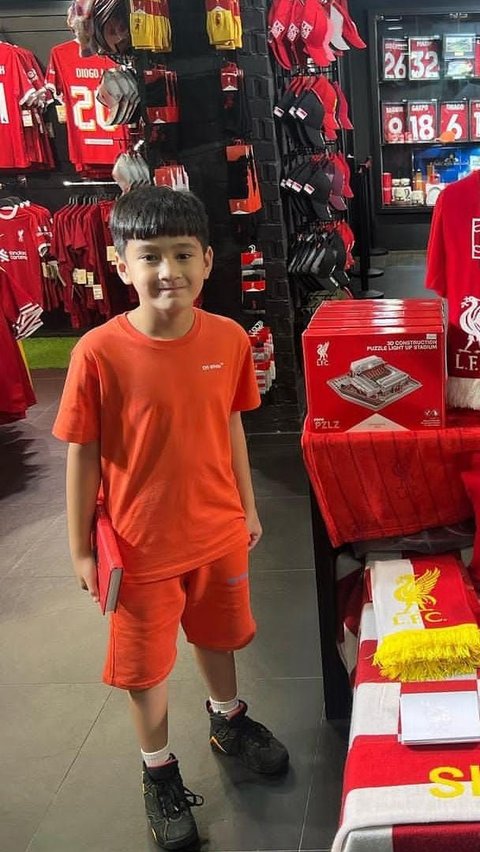 Pose Bahagia Rafathar di Toko Merchandise Liverpool Disorot, Raffi 'Tinggal Nanti Ajak Langsung ke Anfield'