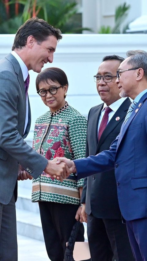 Diketahui, dalam pertemuan tersebut, baik Justin Trudeau dan Zulhas juga dikerumuni oleh peserta forum yang hadir untuk melakukan foto bersama.