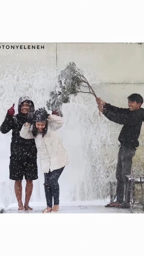 Ternyata, keduanya tak berfoto dengan pemandangan salju yang sesungguhnya. Pasangan ini hanya berfoto di sebuah tempat dengan perabotan yang menunjang.