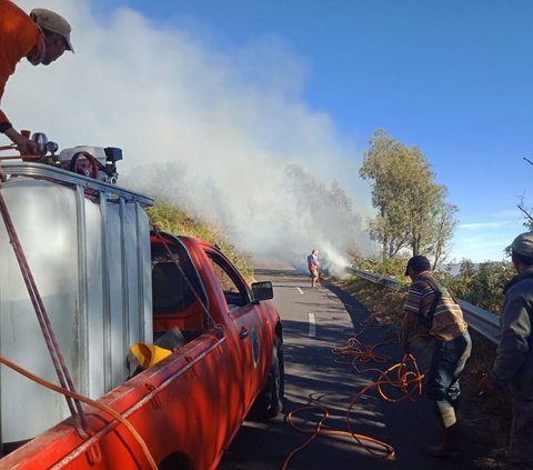 Bukit Teletubbies Terbakar Gara-Gara Flare Sesi Foto Prewedding, Wisata Gunung Bromo Ditutup Total