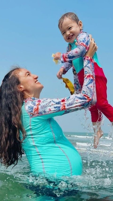 Cantik & Wajahnya Bule Banget, Potret Menggemaskan Baby Djiwa Anak Nadine Chandrawinata dan Dimas Anggara yang Segera Jadi Kakak