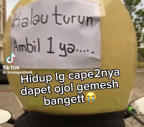 Di awal video, pemilik akun mengunggah video saat ia menaiki ojek online (ojol) yang tidak biasa. Di helm driver ojol terdapat tulisan yang ditempel.<br><br>"Hidup lagi capek-capeknya dapet ojol gemes banget," tulisnya di awal video.