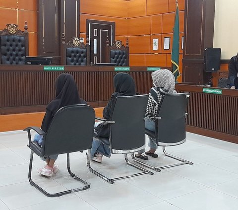 Tertunduk, Tiga Perempuan Cekoki Miras ke Kucing Jalani Sidang Perdana