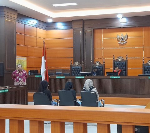 Tertunduk, Tiga Perempuan Cekoki Miras ke Kucing Jalani Sidang Perdana