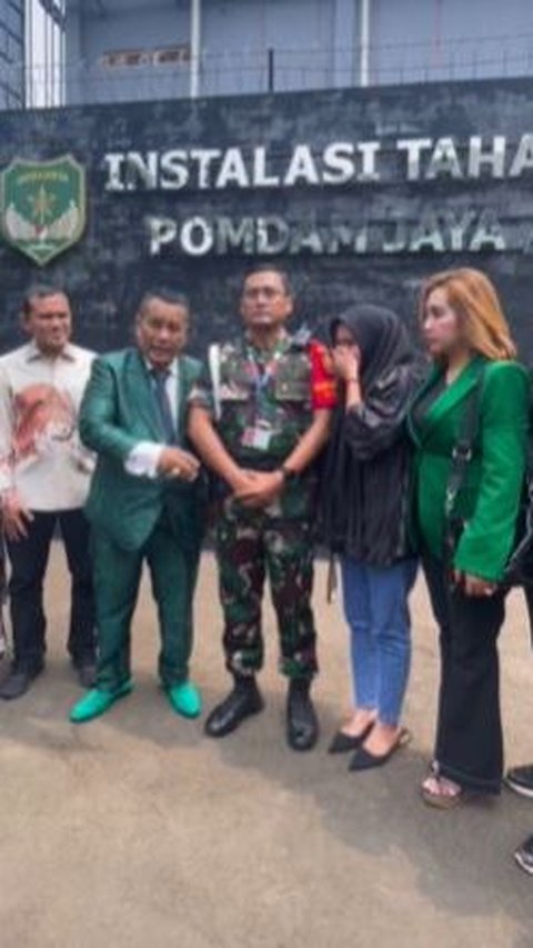 Sosok Kolonel TNI Tenangkan Tunangan Pemuda Aceh Tak Kuat Tahan Tangis di Pomdam Jaya