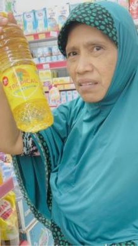 Momen Haru Seorang Ibu Minta Izin Setiap Belanja ke Sang Anak 'Dek Ibu Ambil Ini Boleh Gak'