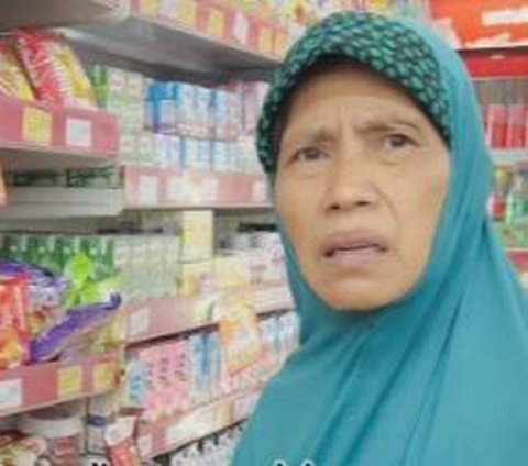 Seorang wanita paruh baya belum lama ini viral saat tengah berbelanja dengan sang anak di sebuah mini market. Diketahui dirinya kala itu ditawari oleh sang anak untuk mengambil apapun yang diinginkannya di tempat berbelanja itu.<br>