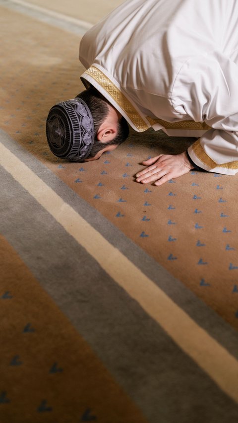 Prostrate and Read This Prostration Prayer When Hearing or Reading the Verse of Prostration!