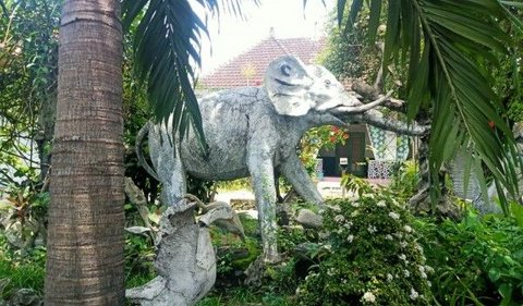 Patung Gajah Bolong