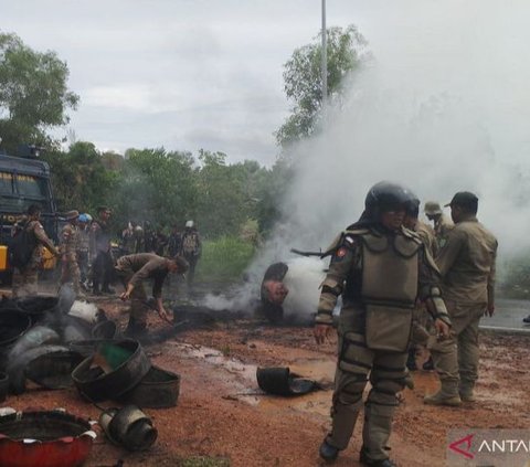 Warga Rempang Batam Bentrok dengan Petugas Gabungan, Terjadi Lemparan Batu dan Tembakan Gas Air Mata