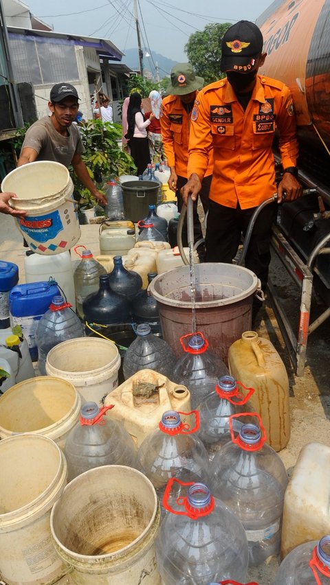 FOTO: Krisis Air Bersih di Kabupaten Bogor Kian Meluas, BPBD Sebut Ada 220.574 Jiwa Terdampak Kekeringan