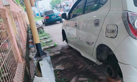 Maling Cerdik! Tak Bisa Gondol Mobil Malah Empat Ban Disikat, Pemilik Bengong Auto Syok