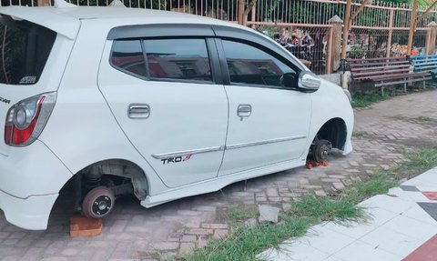 Maling Cerdik! Tak Bisa Gondol Mobil Malah Empat Ban Disikat, Pemilik Bengong Auto Syok