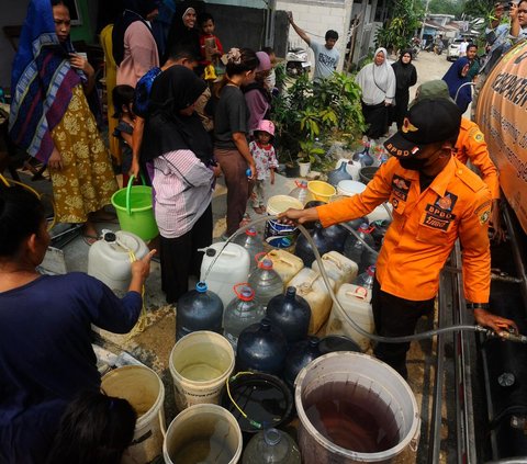 Badan Penanggulangan Bencana Daerah (BPBD) Kabupaten Bogor sudah mendistribusikan lebih dari dua juta liter air bersih kepada warga masyarakat yang terdampak kekeringan terutama di Desa Tajur, Citeureup, Kab. Bogor yang mengalami kesulitan air.<br>