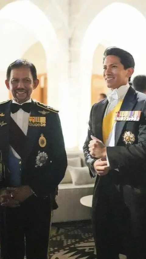 Pangeran Brunei ini terkenal karena penampilannya yang tampan, dan ia sering mendampingi sang ayah.