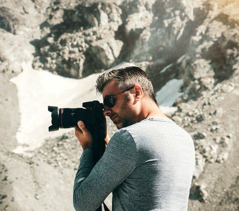 Bagaimana cara mendapatkan flare dalam fotografi?<br><br>"Flare tercipta ketika cahaya yang tidak membentuk gambar memasuki lensa dan mengenai sensor digital," dikutip dari laman website resmi Cambridge in Colour. <br>