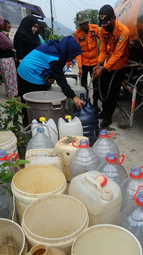 Dalam foto-foto itu terlihat sejumlah warga mengantre membawa jeriken, ember dan galon untuk mengisi air bersih bantuan dari BPBD.