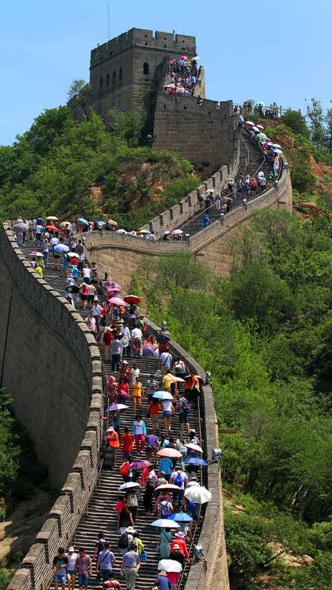 Tembok Besar yang telah menjadi situs warisan dunia UNESCO sejak tahun 1987, adalah hasil pembangunan berkelanjutan sejak sekitar 220 SM hingga Dinasti Ming pada abad ke-17, ketika menjadi struktur militer terbesar di dunia.