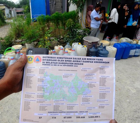 Petugas BPBD memperlihatkan surat yang berisi daftar wilayah distribusi kebutuhan dasar air bersih yang tersebar di Kabupeten Bogor.