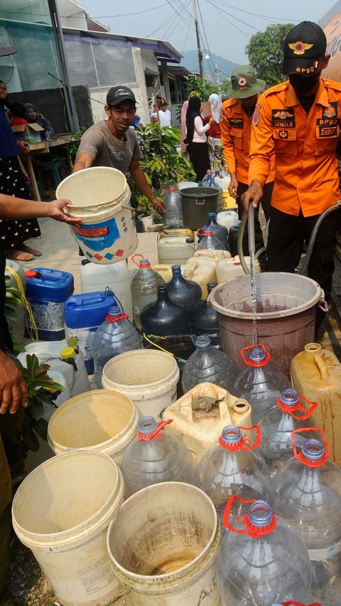 BPBD Kabupaten Bogor melayani warga mengisikan air bersih ke dalam ember, jeriken hingga galon yang dibawa warga terdampak di Desa Tajur, Citeureup, Bogor, Kamis (07/09/20223).