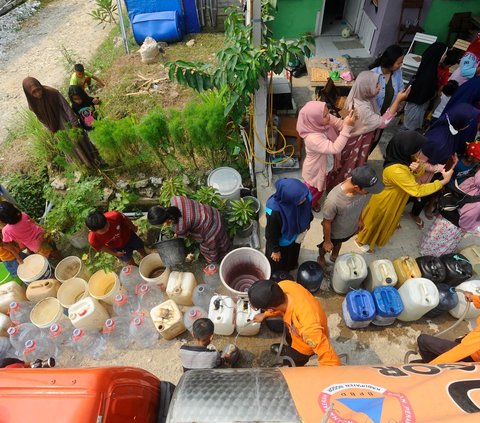 Warga mengantre untuk mendapatkan bantuan air bersih dari BPBD Kabupaten Bogor yang mengerahkan satu tangki truk air bersih kepada warga terdampak di Desa Tajur, Citeureup, Bogor, Kamis (07/09/20223).