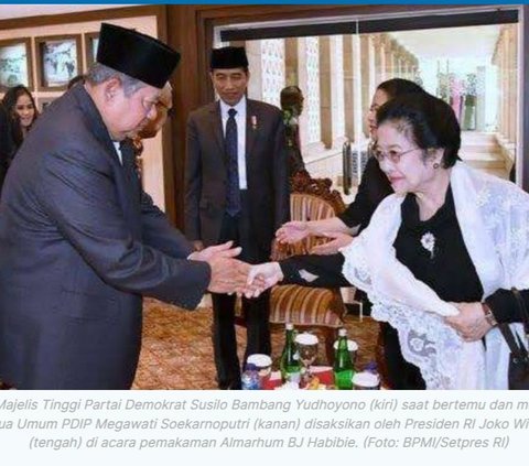 Dalam artikel tersebut, dimuat keterangan bahwa foto SBY dan Megawati bersalaman disaksikan oleh Jokowi berlatar di acara pemakaman Almarhum BJ Habibie.<br>