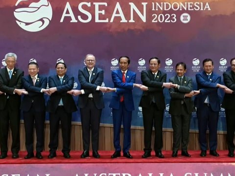 KTT ASEAN Jakarta Resmi Ditutup, Jokowi Serahkan Tongkat Keketuaan ke Laos