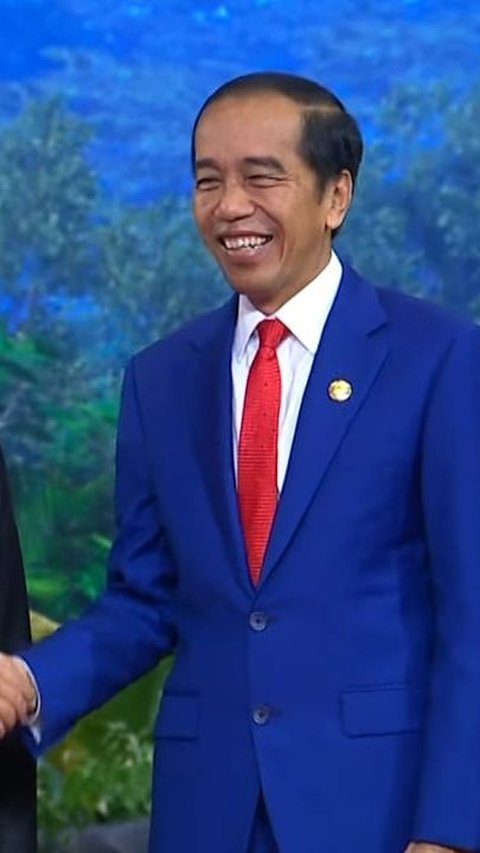 "Sekali lagi saya mengucapkan terima kasih atas dukungan terhadap keketuaan Indonesia di 2023 dan dengan demikian KTT ke 43 ASEAN dan KTT lainnya secara resmi saya tutup," pungkas Jokowi.