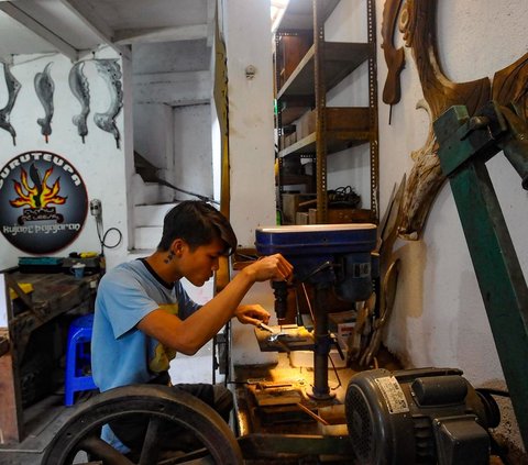 FOTO: Mengintip Pembuatan Senjata Pusaka Kujang yang Masih Eksis di Bogor