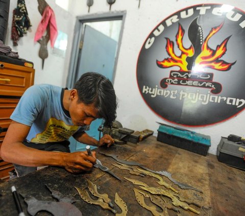 FOTO: Mengintip Pembuatan Senjata Pusaka Kujang yang Masih Eksis di Bogor