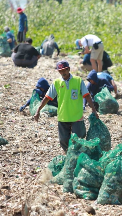 Pemkab dan Sungai Watch Gelar Aksi Big Clean Up di Pantai Muncar Banyuwangi